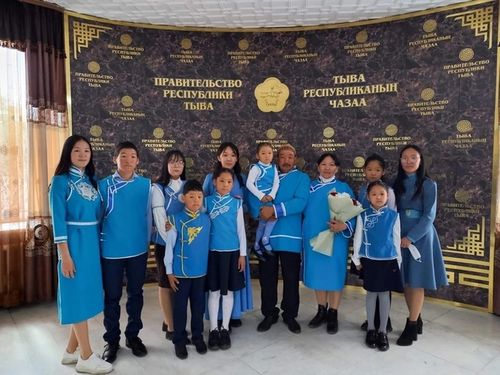 В Туве с этого года будут производить единовременную выплату обладательницам звания "Мать-героиня", присвоенного Указом Президента России