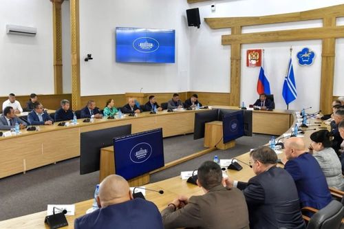 Глава Тувы, секретарь РО Партии Владислав Ховалыг встретился с избранными от «Единой России» депутатами