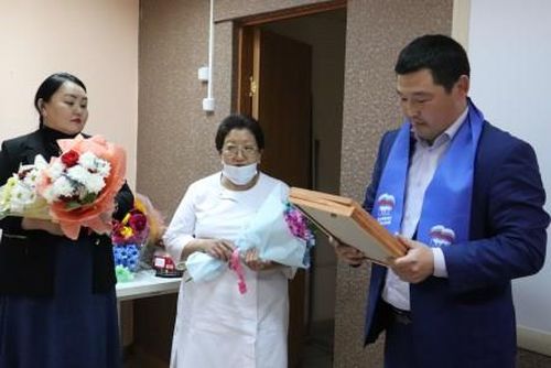 "Единая Россия" чествует медицинских сестер Тувы