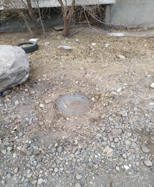 После жалоб в соцсетях опасный люк закрыли