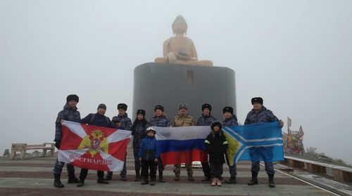 Многонациональный коллектив Росгвардии в Туве развернул российский триколор на горе Догээ