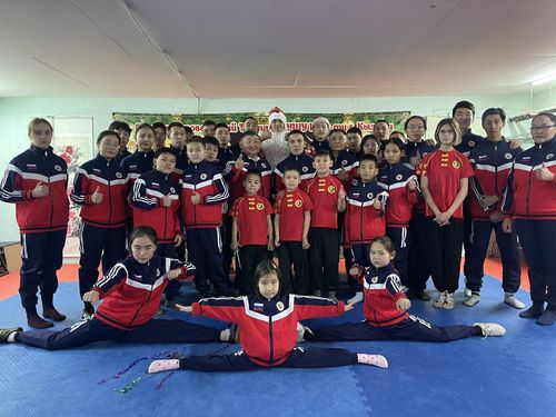 Федерации УШУ Тувы подарили новые спортивные костюмы