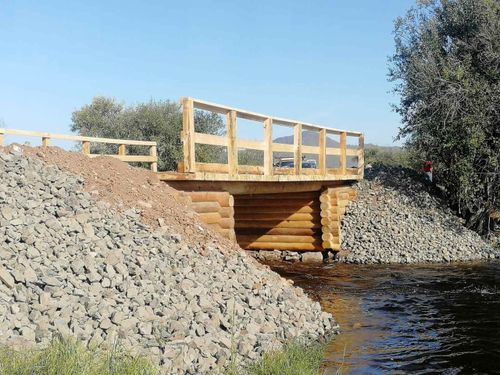 В селе Ленинка местные жители сами построили мост через речку Уюк