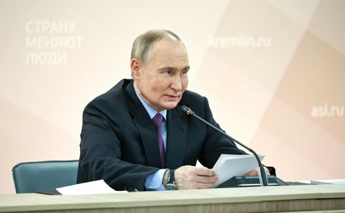 Путин предложил разработать систему стимулов для компаний, поддерживающих участников СВО