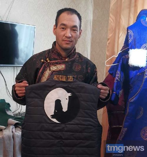 Тандинский кутюрье по национальной одежде творит в Дургене