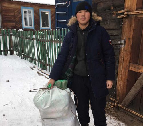 Продуктовые наборы и лекарства для оленеводов Тоджи