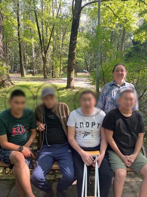 Лечащимся военнослужащим из Тувы передали домашнюю тувинскую еду