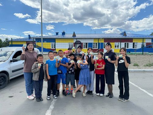 Госавтоинспекторы Тувы вместе со школьниками Ак-Довурака призвали водителей соблюдать ПДД