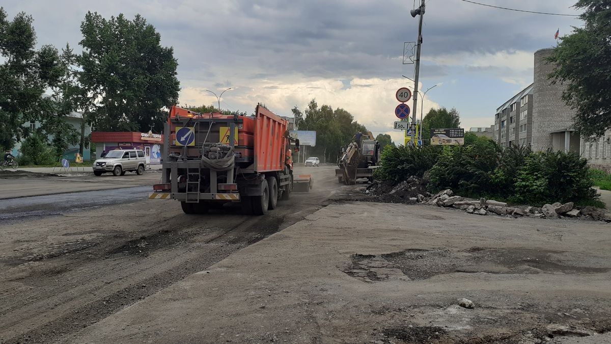 Центр города Назарово напоминает дорожный завод. Рабочие спешат к школьному  выпускному | 23.06.2022 | Назарово - БезФормата