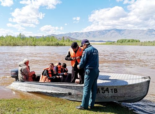 На ЕГЭ школьников доставили катера МЧС
