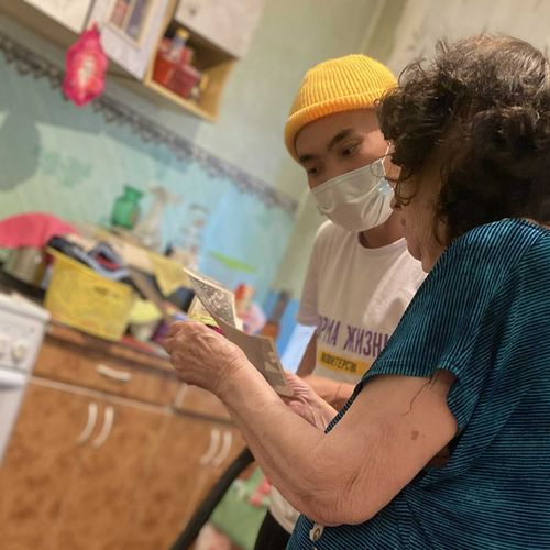 В Туве волонтеры помогли слабовидящей пенсионерке