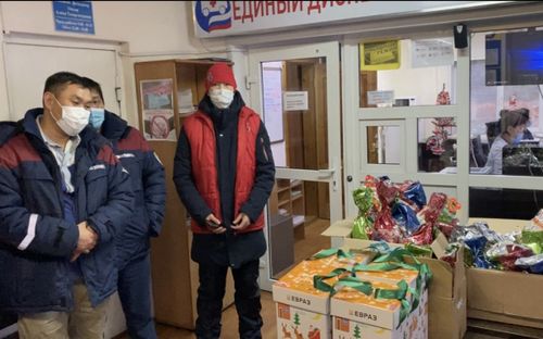 Волонтеры #МыВместе в Туве доставили на станцию скорой помощи в Кызыле новогодние подарки от спонсоров