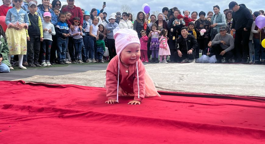Забег ползунков, парад колясок. Тува отмечает Международный День защиты детей