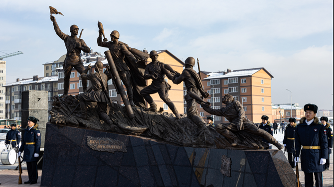 В Туве открыли памятник легендарным минометчикам братьям Шумовым