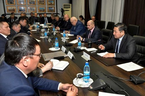 В. Ховалыг ажылдың кол угланыышкыннарын айыткан