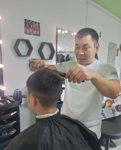 Ветеран СВО Менги Хомушку открыл парикмахерскую и занимается благотворительностью