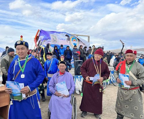 Өлең ховузунда үш адаанның оюну