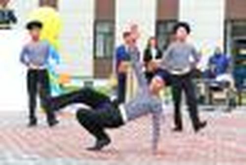 На занятия под… «Яблочко»