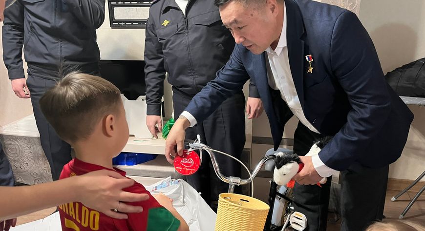 Министр Буян Куулар исполнил новогоднее желание сына погибшего на СВО тувинского спортсмена