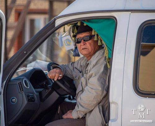 Глава Тувы поздравил автомобилистов с их профессиональным праздником