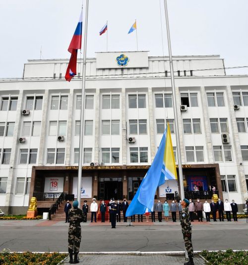 Врио Главы Тувы Владислав Ховалыг принял участие в торжественной церемонии поднятия Государственных флагов Российской Федерации и  Республики Тыва