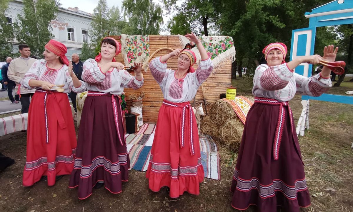 На праздничных улицах и подворьях