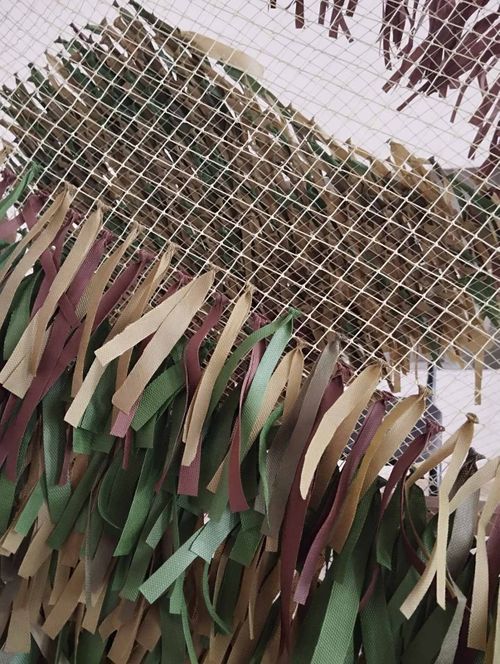 Сотрудники библиотечной системы Эрзина плетут маскировочные сети