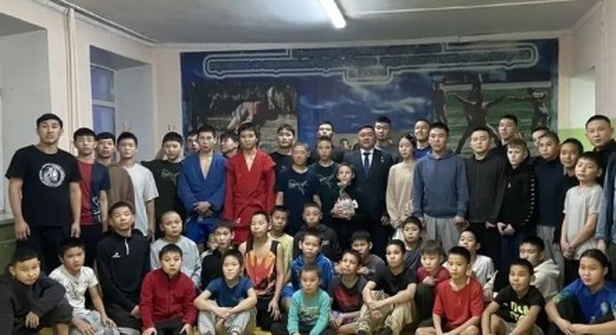 В ээрбекской школе им. О.К. Оолака открыли стенд и витрину, посвященные генерал-майору Чанмыру Удумбара