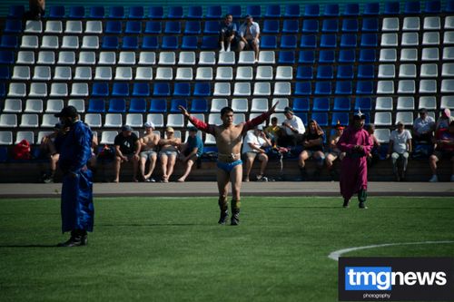 В Туве прошли соревнования по национальной борьбе «Хуреш» и стрельбе из лука, приуроченные к юбилею со дня основания института Пандито Камбы-ламы