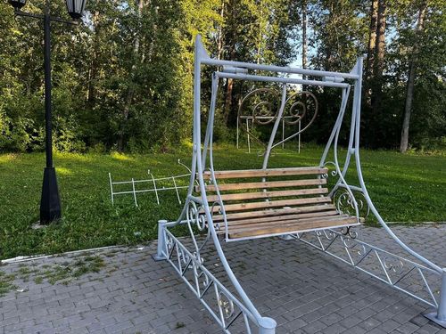 В Национальном парке Тувы вандалы сломали скульптуры и качели