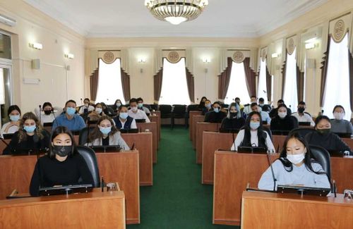 Парламентарии Тувы провели лекции для студентов транспортного техникума