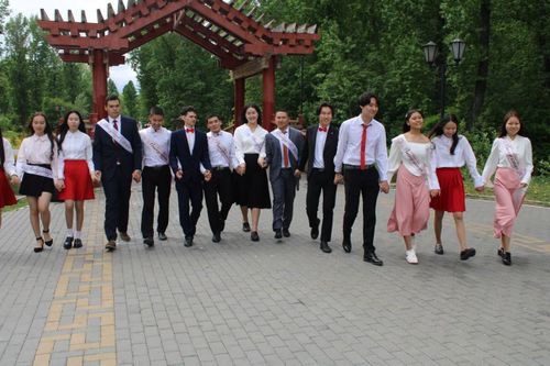 Глава Тувы поздравил выпускников школ республики