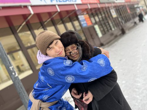 Более 50 жителей Тувы попали в объятия волонтеров