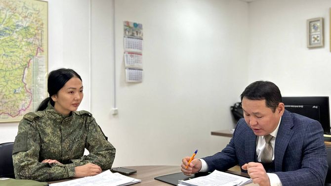 В Туве участница СВО прошла стажировку в Министерстве труда под руководством министра