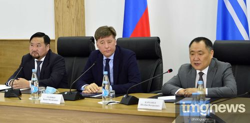 Врио главы Тувы Владислава Ховалыга представили правительственному аппарату