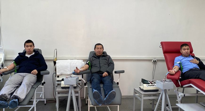 Как в Туве сдают кровь целыми семьями