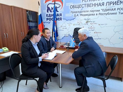 Кежээки школаның удуртукчуларын хүлээп алган