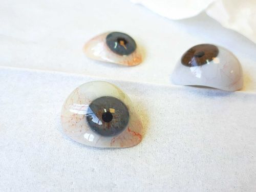 Добился новый глазной протез через прокурора