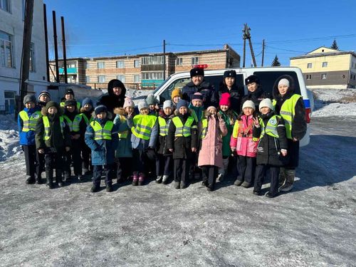 Сотрудники Госавтоинспекции Тандинского района рассказали о своей работе местным школьникам