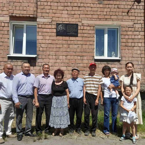 В Кызыле открыли мемориальную доску в честь спортсмена Владимира Биче-оола