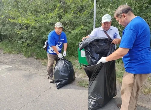Потрудились на славу: в Туве активисты Партии «Единая Россия» вышли на субботник