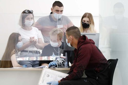 Вуз требует от абитуриента оригиналы документов. Это законно?