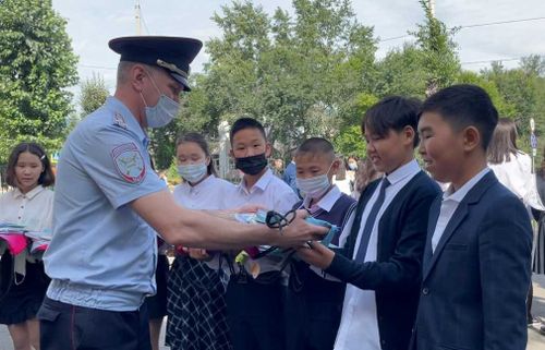 Госавтоинспекторы помогли собраться в школу