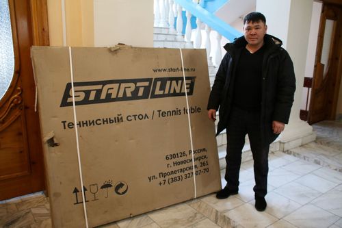 Депутаттар Элегес-Аксы школазынга стол теннизин белекке берген