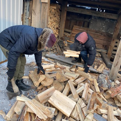 «Добрые сердца Тувы» оказали помощь семье участника СВО в заготовке дров на зиму