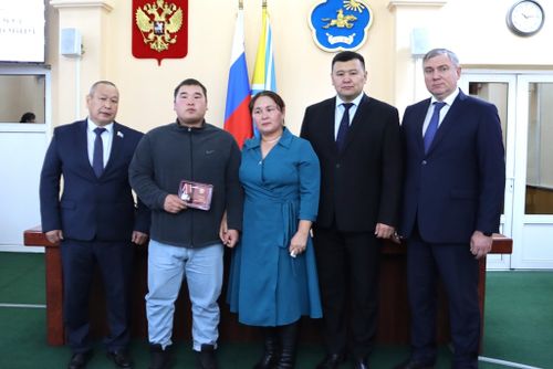 В Туве родным погибших героев СВО вручили государственные награды