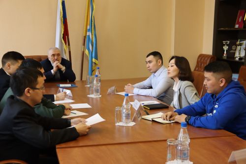 Представители молодежного парламента Тувы встретились с депутатом Русланом Цаликовым