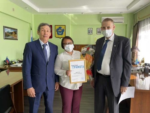 Сотрудника Почты России Алену Монгуш отметили почетной грамотой Минцифры России