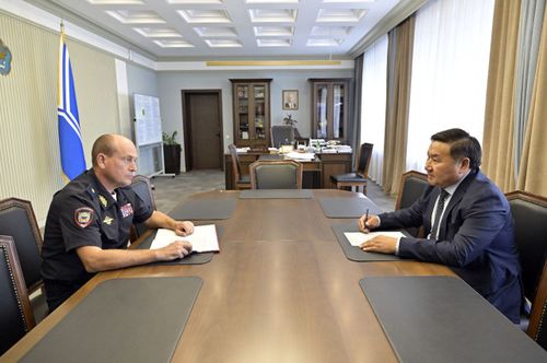 Глава Тувы обсудил с министром внутренних дел республики меры по борьбе с незаконным оборотом алкоголя и нарушителями ПДД