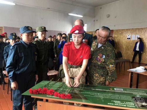 Первая в Туве парта героя появилась в школе Эрзина